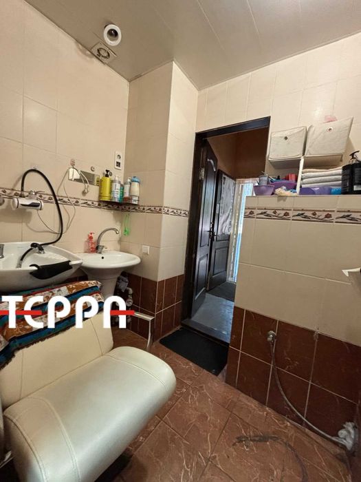 Продаж 2-кімнатної повнометражної квартири під салон краси