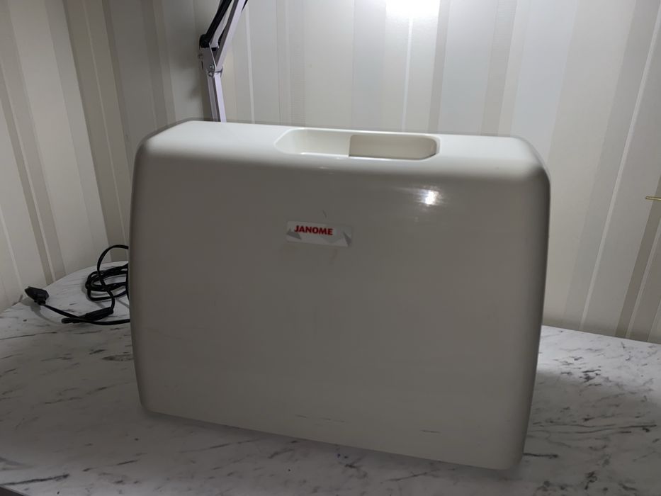 Електронна швейна машина Janome