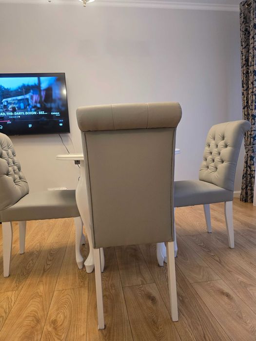 Stół okrągły Ludwik biały + 4 krzesła Chesterfield, rozkładany
