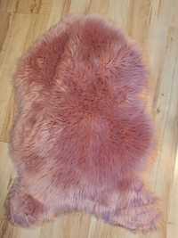 Dywanik futerko  sztuczna skóra owca pudrowy róż