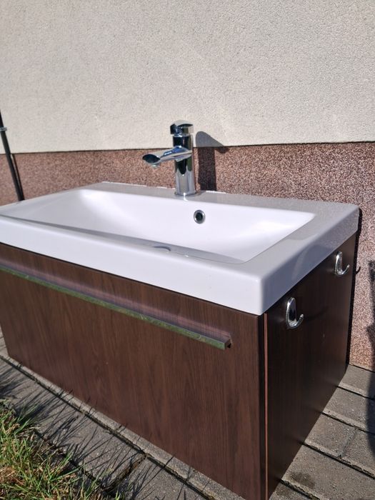 Umywalka z szafka i baterią