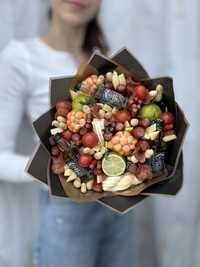 Їстівні смачні букети з цукерок фруктів сухофруктів чоловічий букет