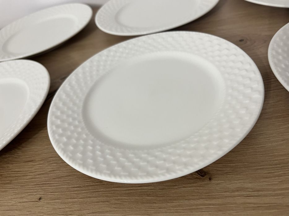 Zestaw talerzy deserowych.