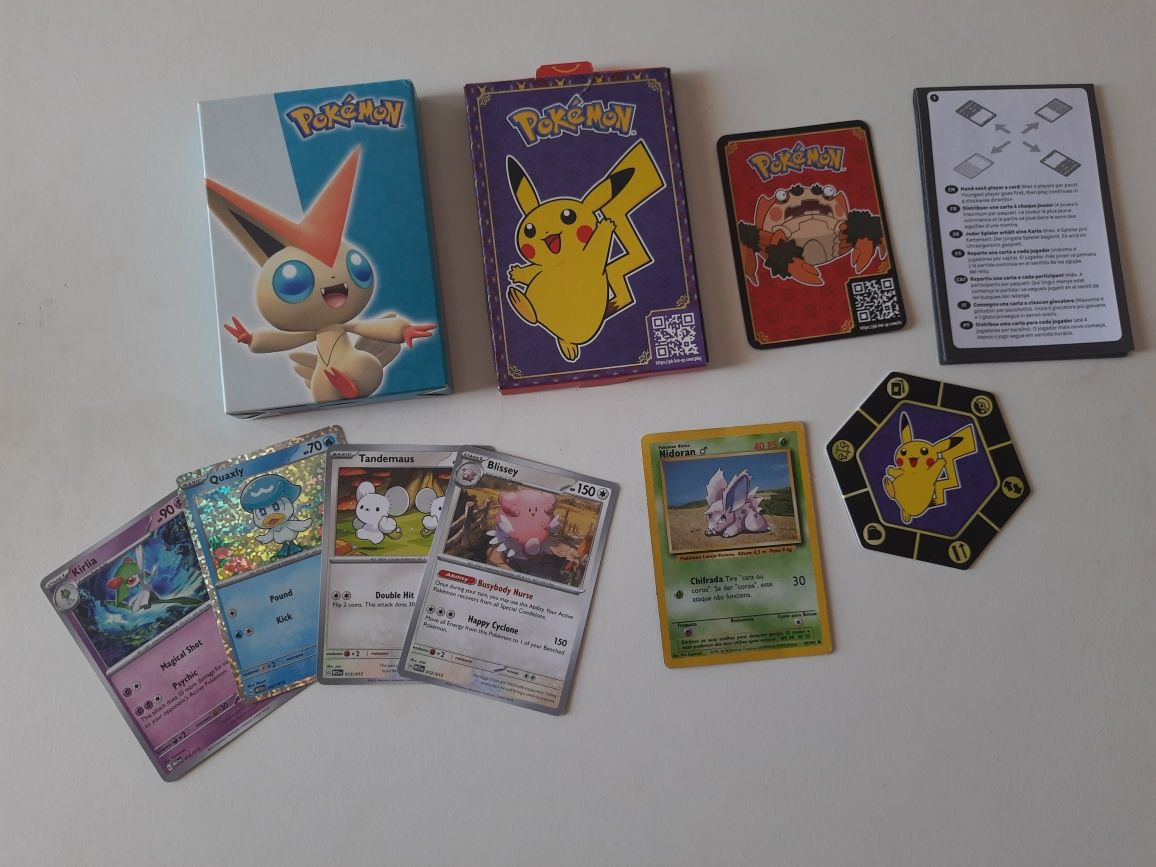 Artigos pokemon, caixas cartão e cartas