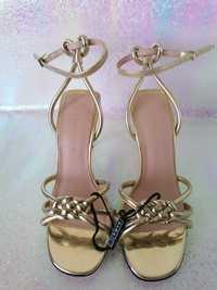 Sandálias douradas da Zara, novas com etiqueta