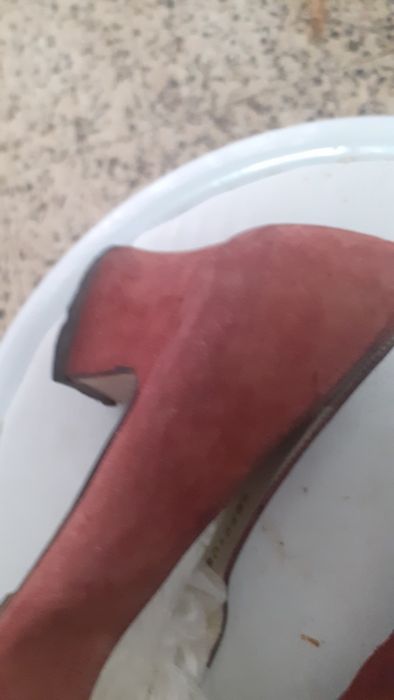 Sapatos de camurça  bordeaux  n37 trabalhados a frente  com salto  peq