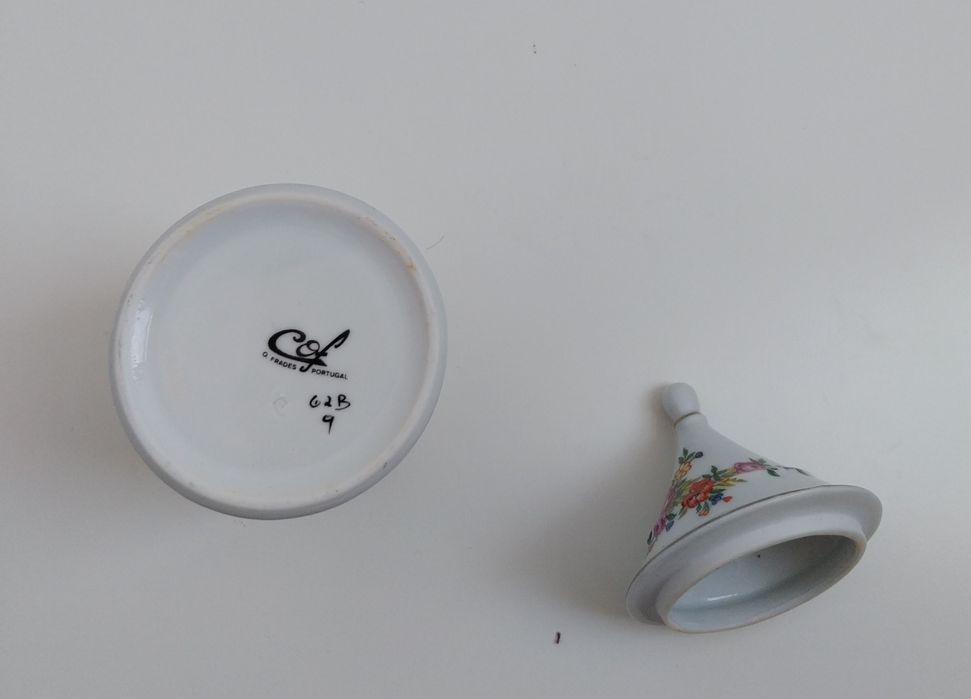 Lindo pote em porcelana da Cof Oliv.Frades