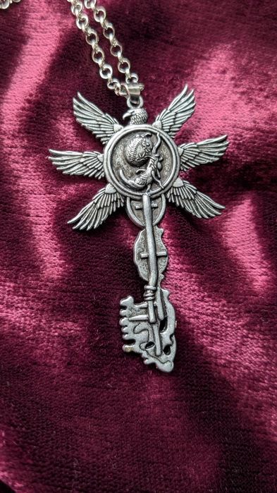 Большой винтажный старинный ключ с крыльями орла resident evil