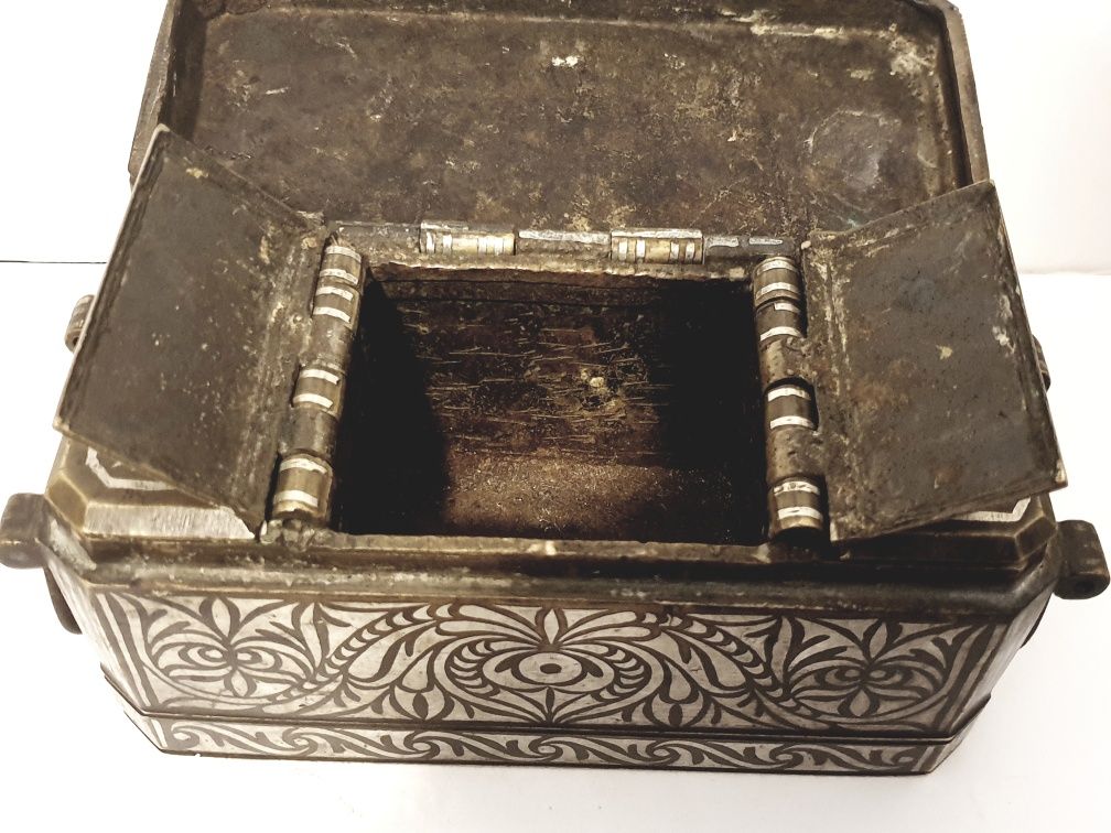 Fantastica antiga caixa asiática de Noz Betel com embutidos em  prata