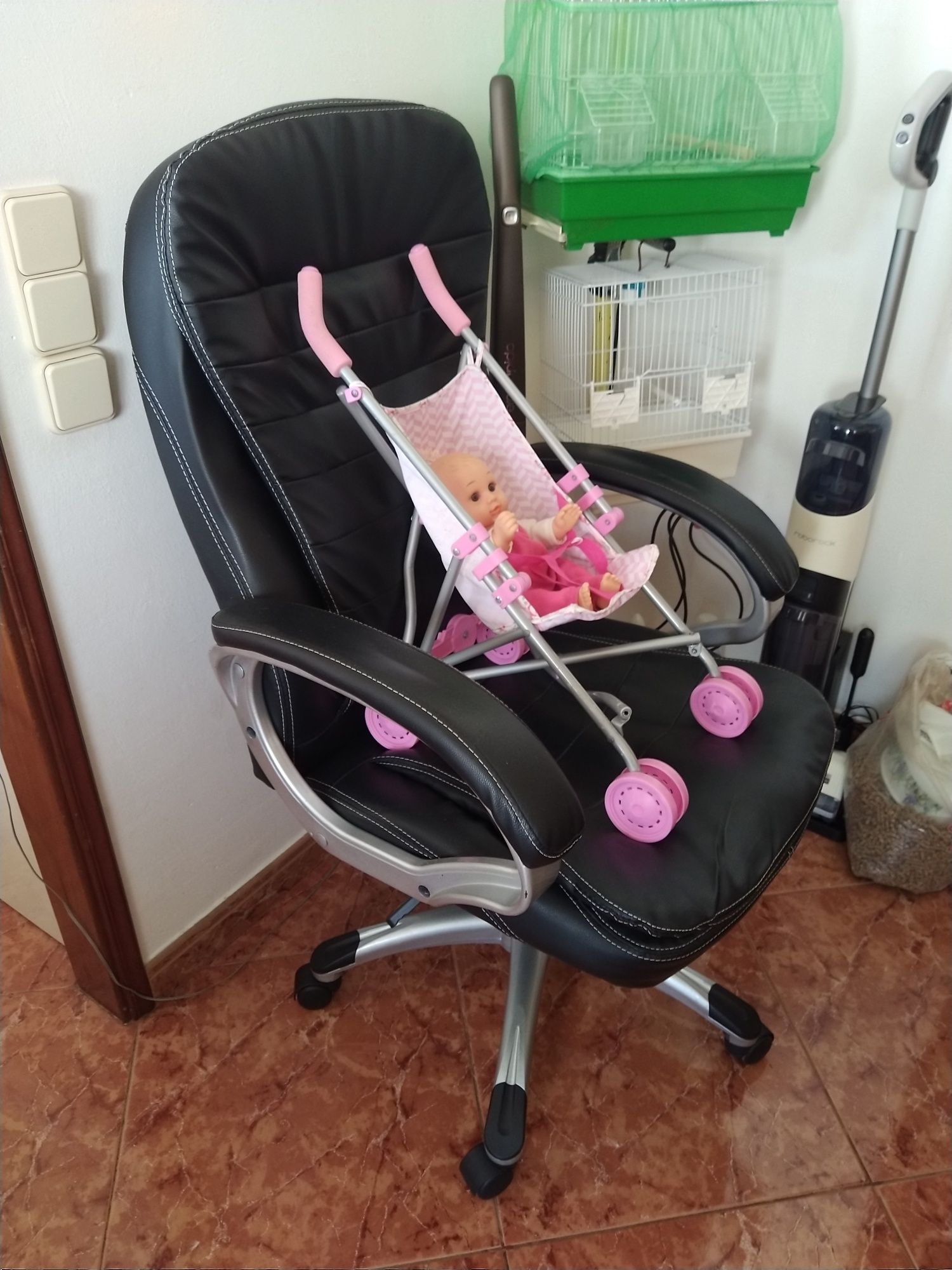 Carrinho de bebé com boneca cadeira com rodas executiva quarto sala.