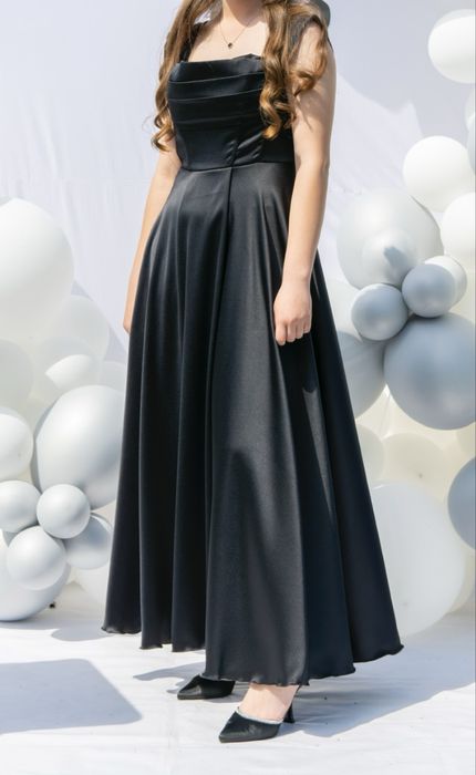 Вечірня сукня атласна