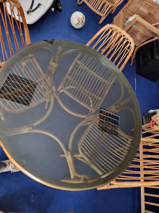 Vendo vesa com 4 cadeiras mais cadeirão