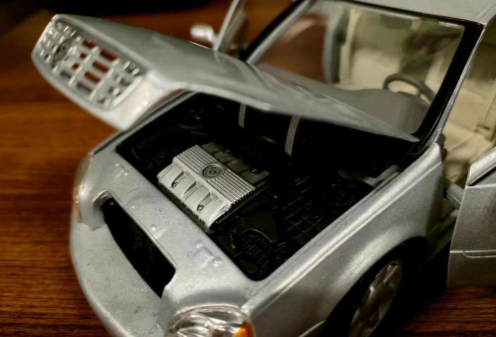 Cadillac DTS DeVille 1:18