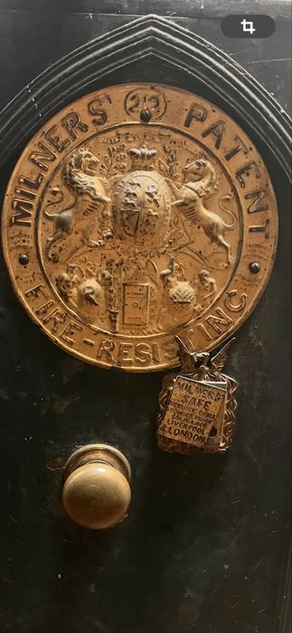 Cofre em aco verde e dourado milners