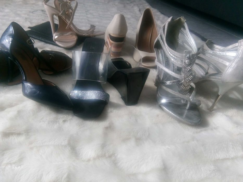 Sapatos vários preços.