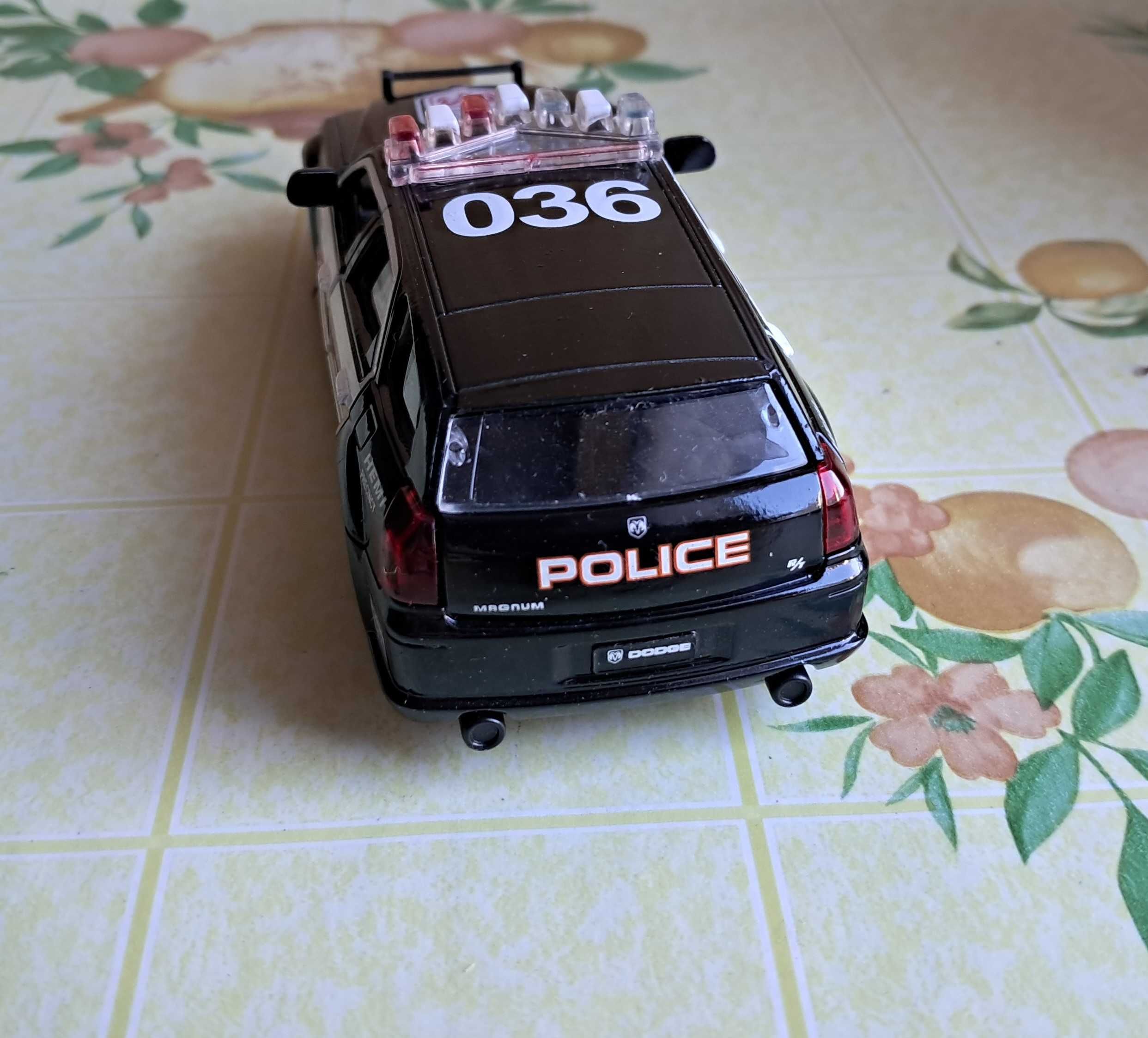 Samochód policyjny Dodge Magnum R/T, 1:43