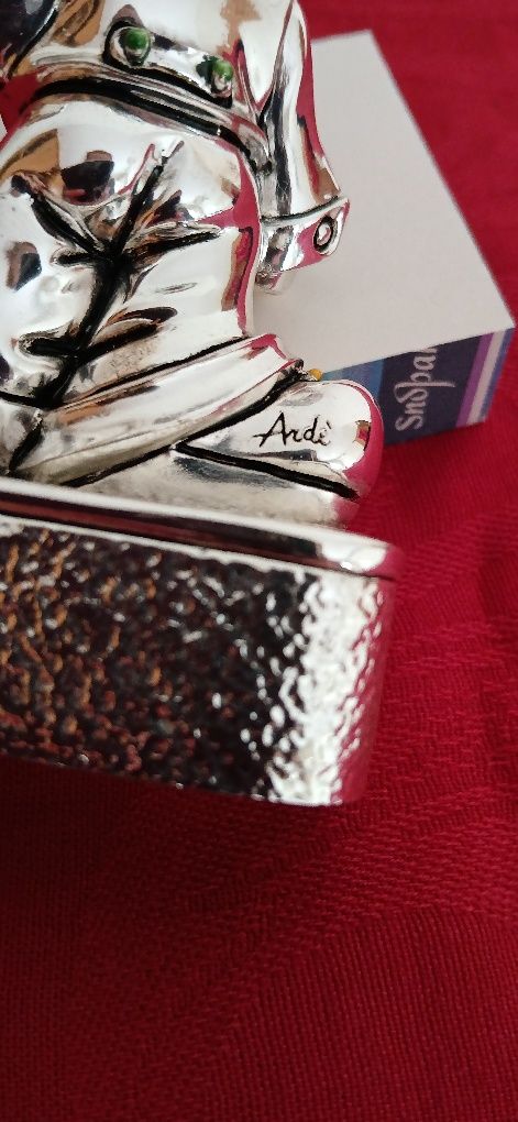 Palhaço de prata laminada com afia-lápis