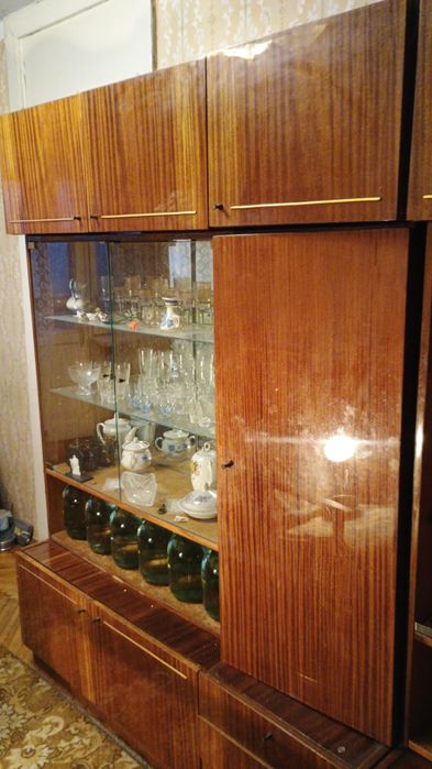 Продается стенка производства СССР с посудой