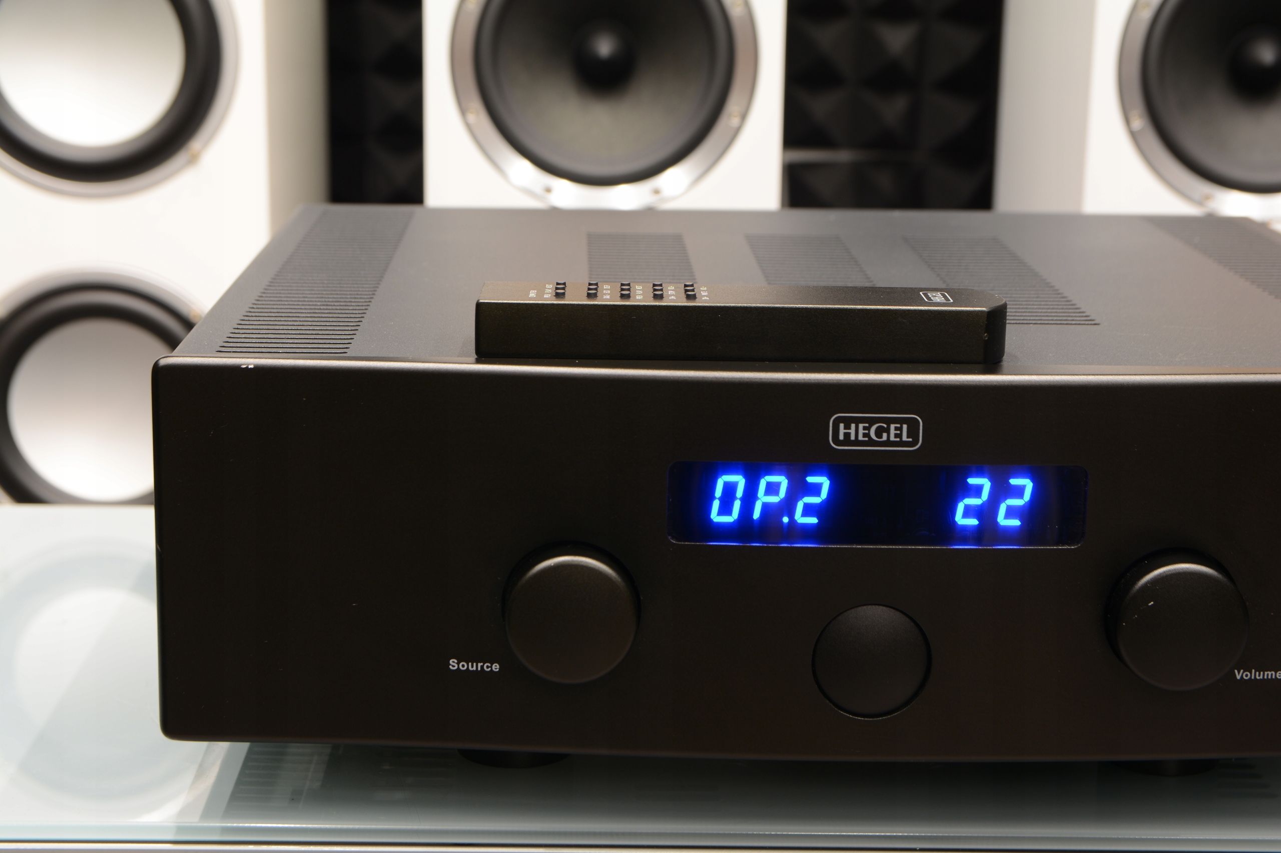 Zadbany wzmacniacz stereo Hegel H300 z DAC USB XLR 2x 430W 4 Ohm