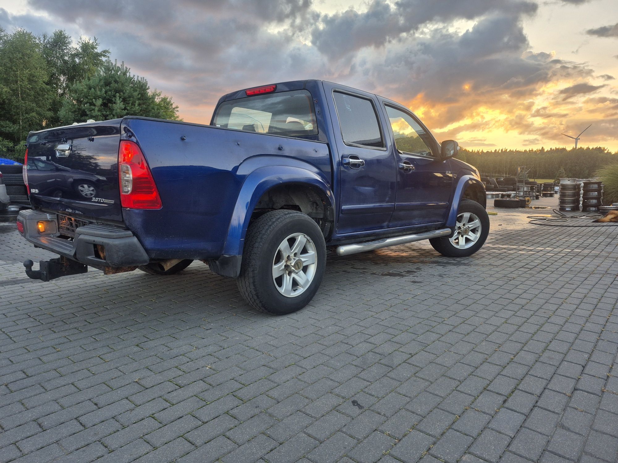 Isuzu d max .3.0 tdi automat. Rama ladna