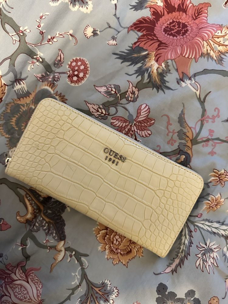 Кошелек в отличном состоянии GUESS