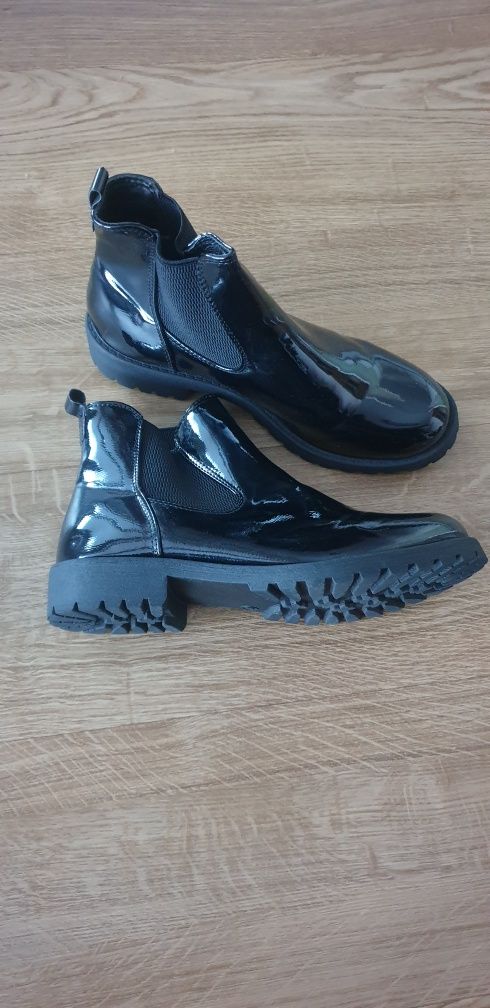 C&A lakierowane botki rozmiar  40