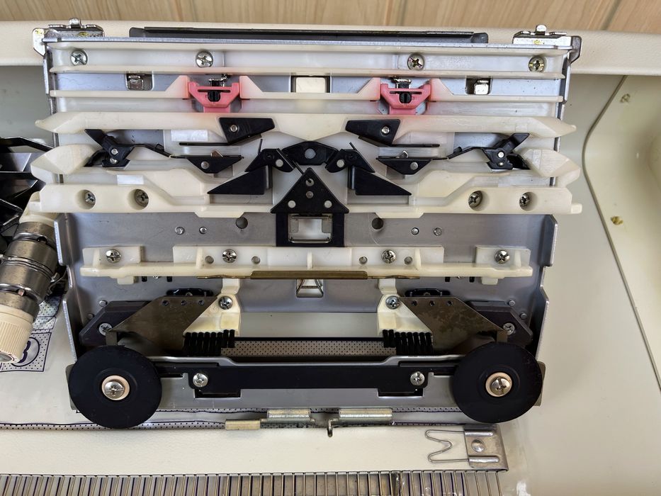 Вязальная электронная машина Brother KH 930, Topical 3