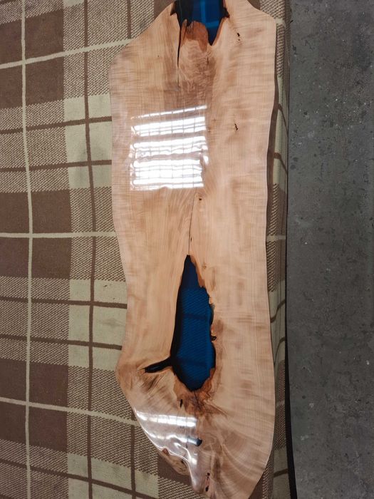 Wyjątkowy blat/dekor drewniany z żywicą – ręcznie wykonany