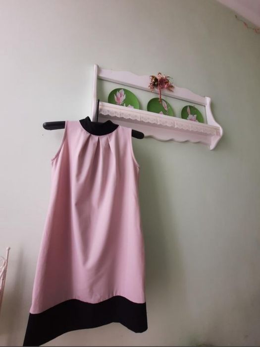 Рожева сукня з вирізом на спині