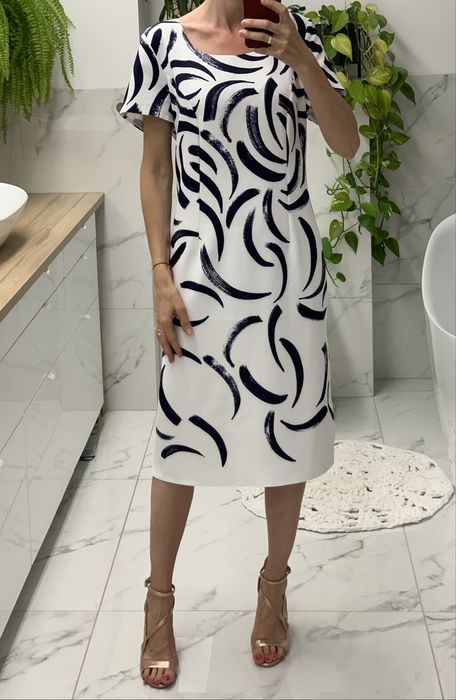 Sukienka wizytowa biala w malarski wzor granatowy plus size midi 44