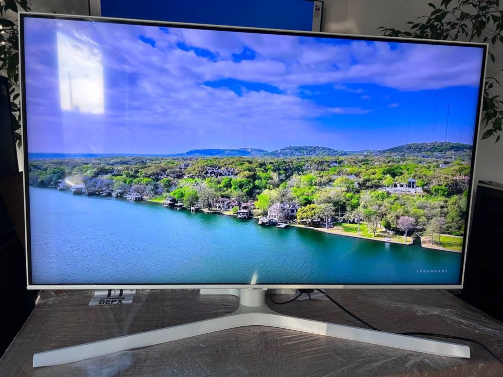 Білий телевізор 8-ї серії Samsung 43” UE43TU8510UXUA