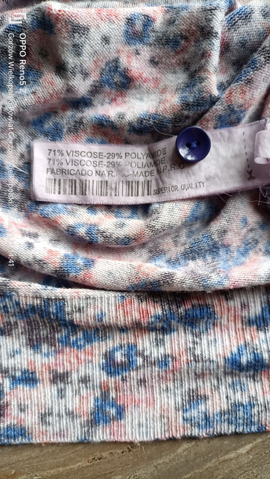 Kolorowy sweterek w kwiaty z wiskozy i poliamidu.
