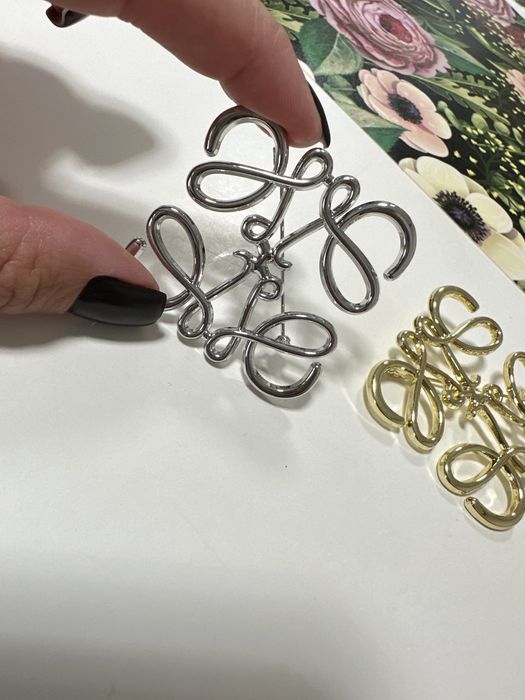 Брош в стиле Loewe