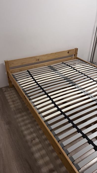 Drewniane łóżko ze stelarzem
