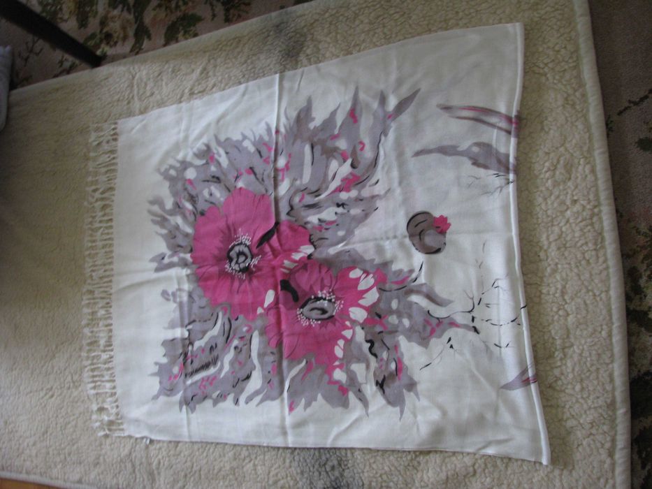 szal złamana biel z kwiatami - skazy