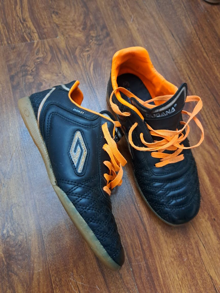 Взуття для гри у футбол