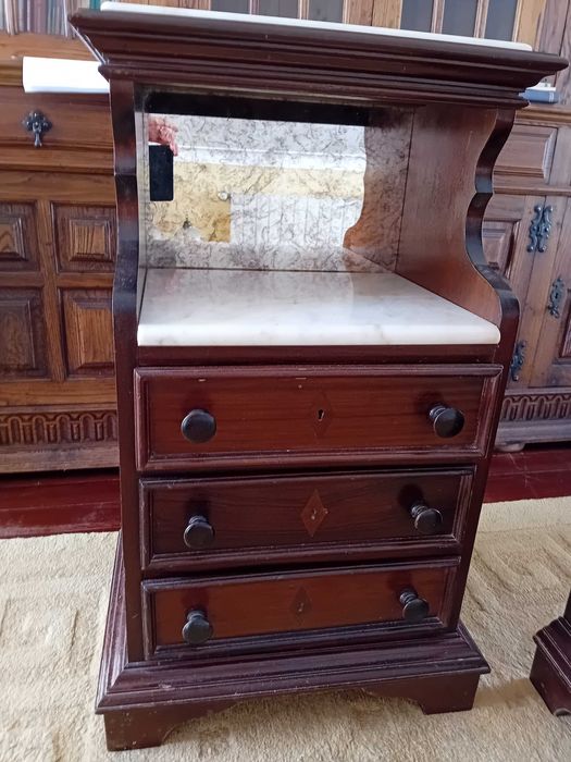 Mesinhas de cabeceira  com duas pedras mármore.