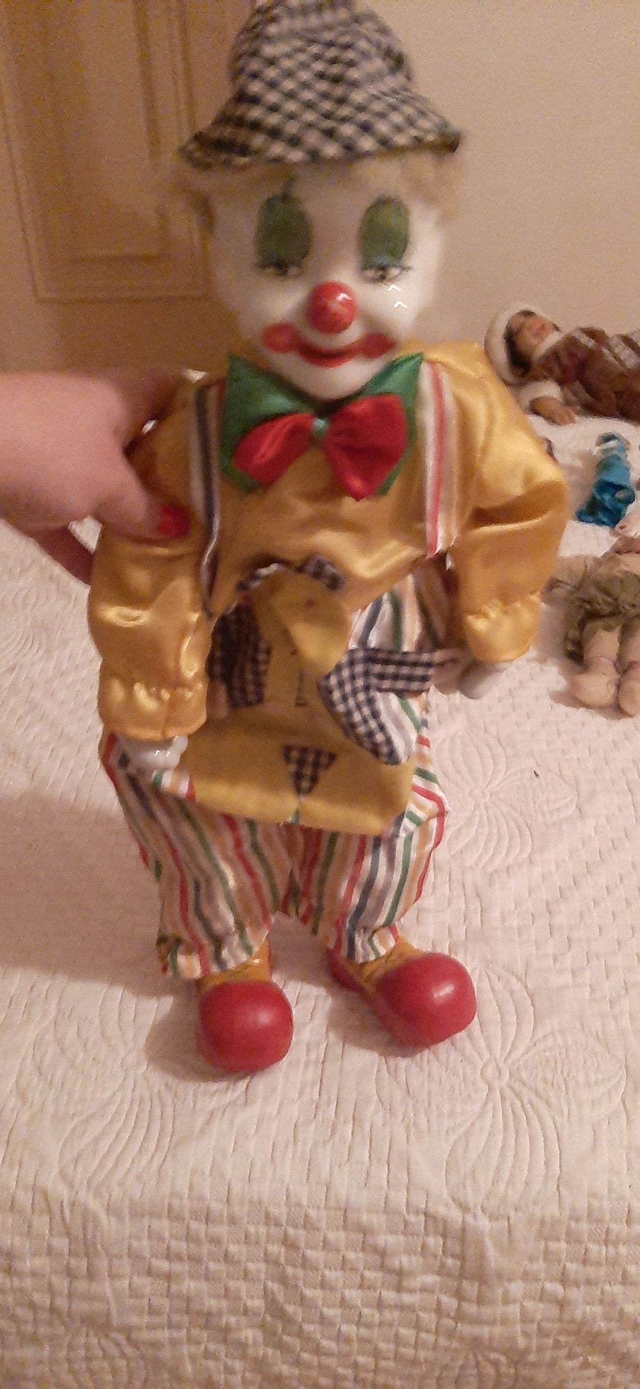 Palhaço vintage com cara e membros em porcelana