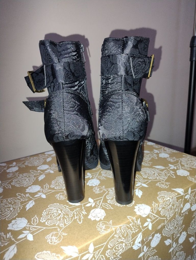 Botki nowe  na obcasie.