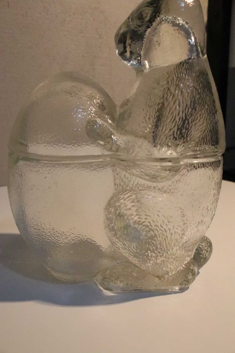 Szklany królik z jajkiem PRL bombonierka