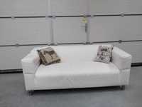Biała kanapa do siedzenia
