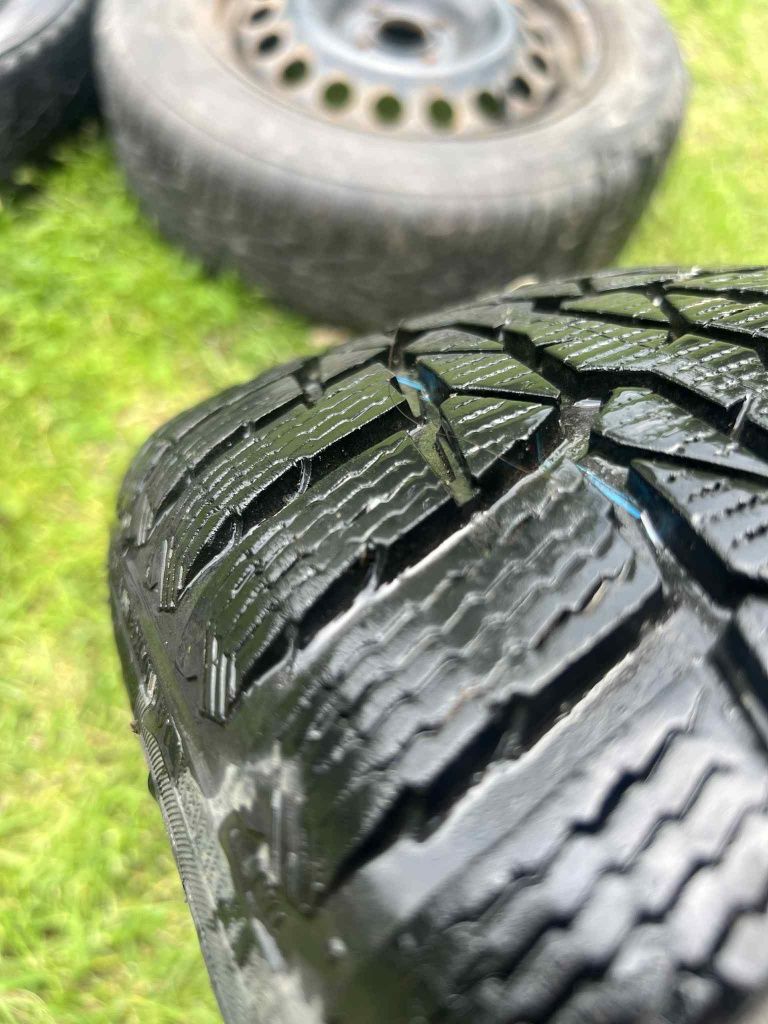 Opony zimowe nokian z felgami 185/65/R15