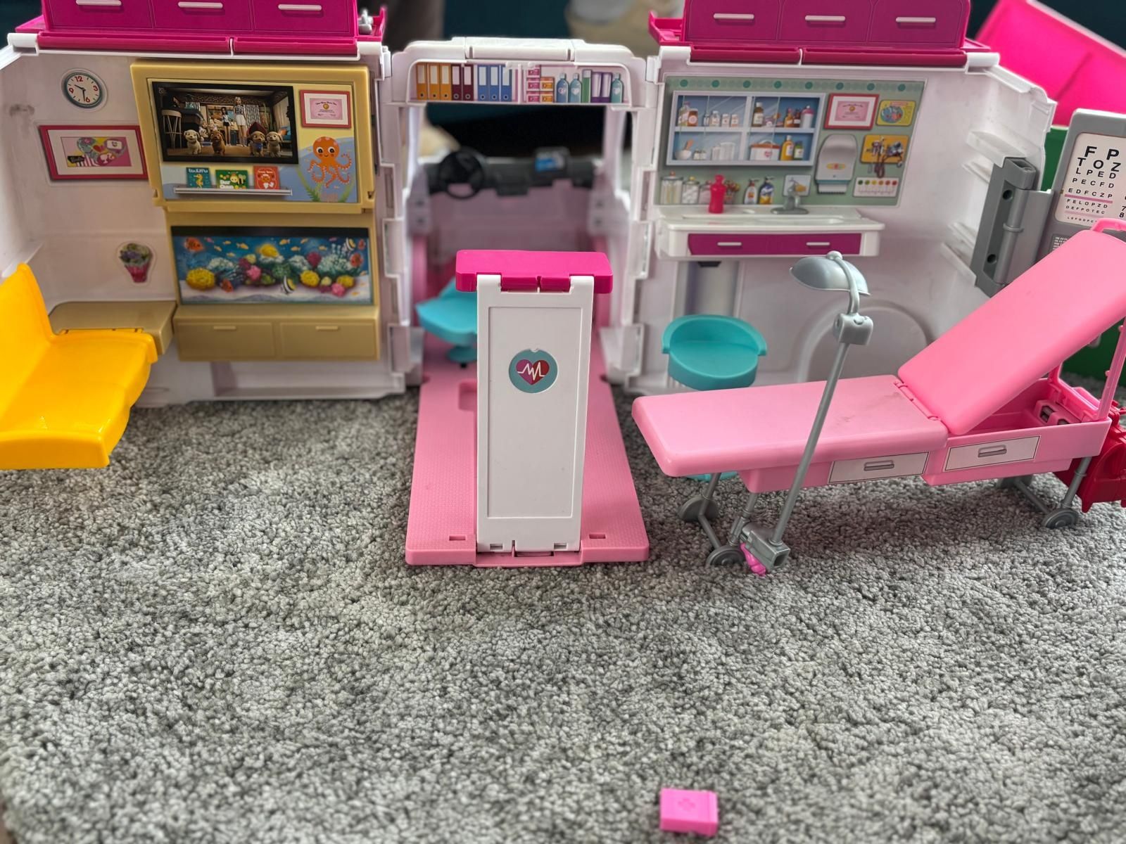 Karetka ambulans dla dzieci z dodatkami9