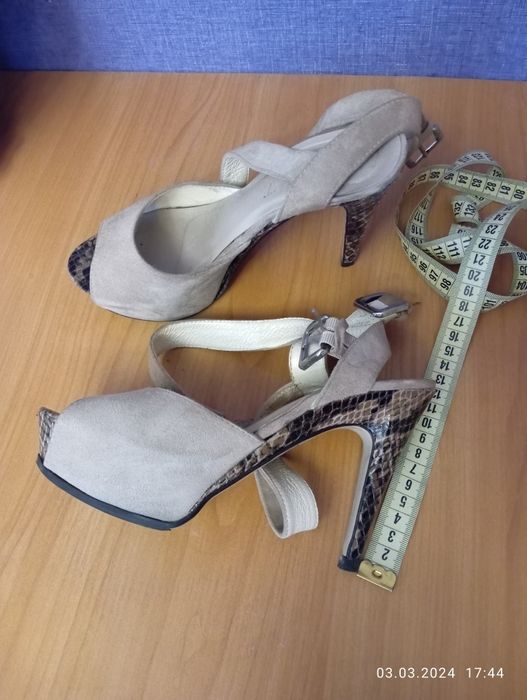 Босоніжки замшеві на високому каблуку