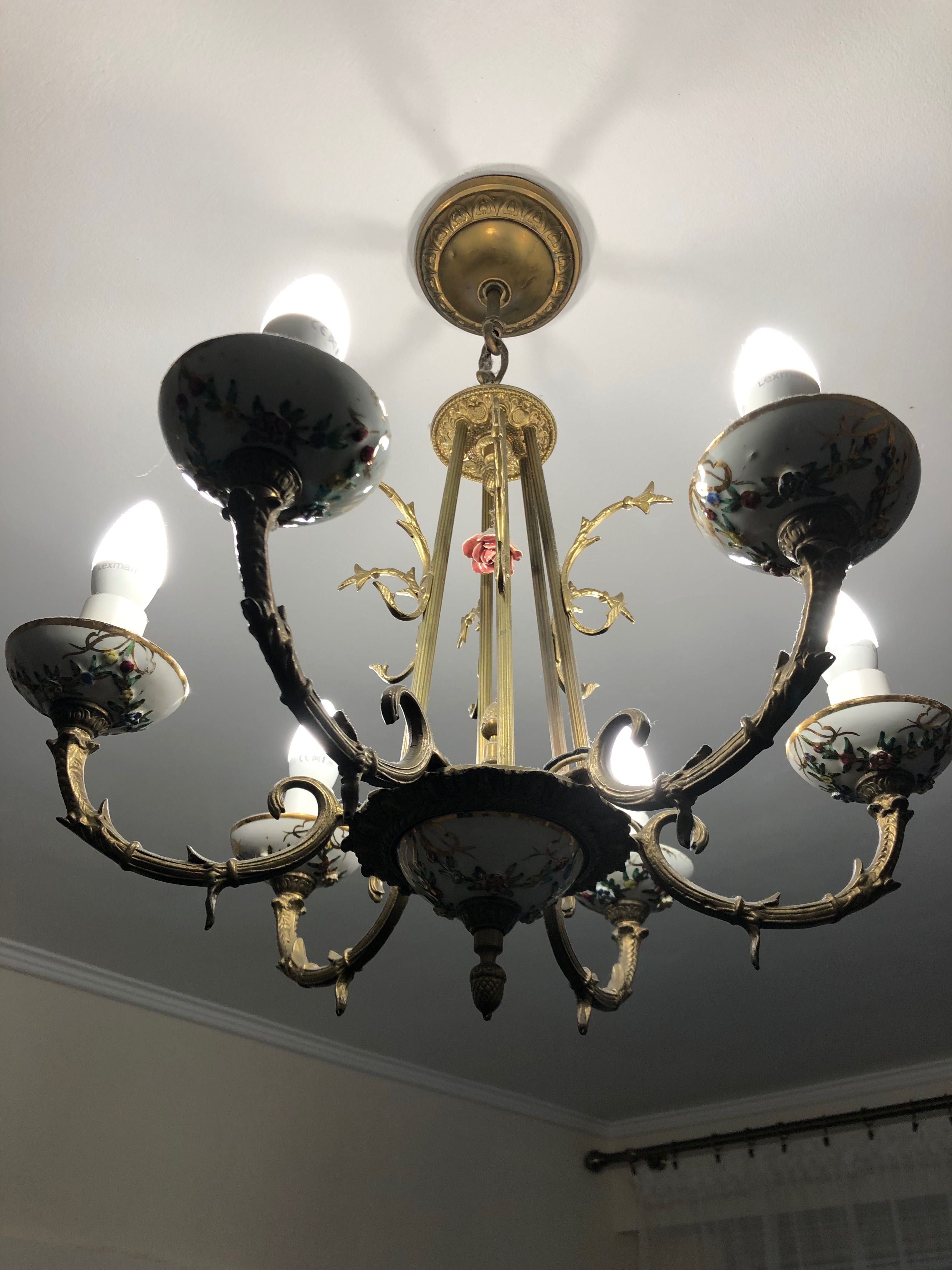 Stary żyrandol mosiężny z porcelana