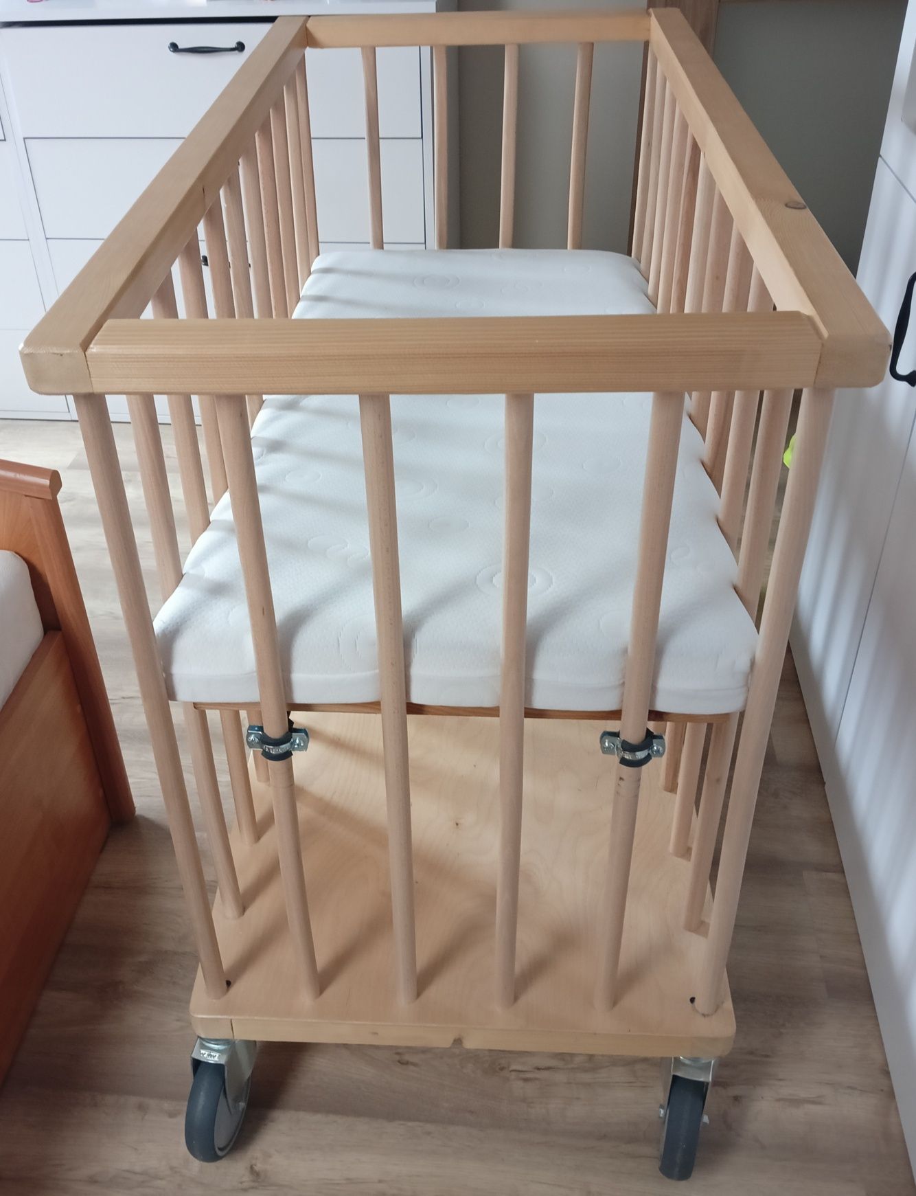 Łóżeczko na kółkach do małej sypialni