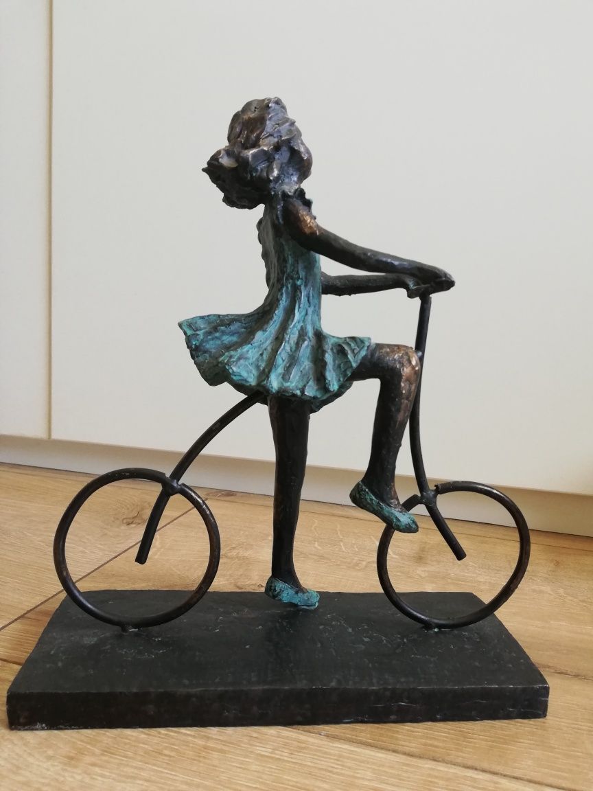 Figurka dziewczyna na rowerze