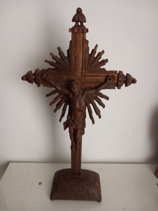 Cruz em madeira nova