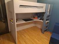 Cama beliche com secretária