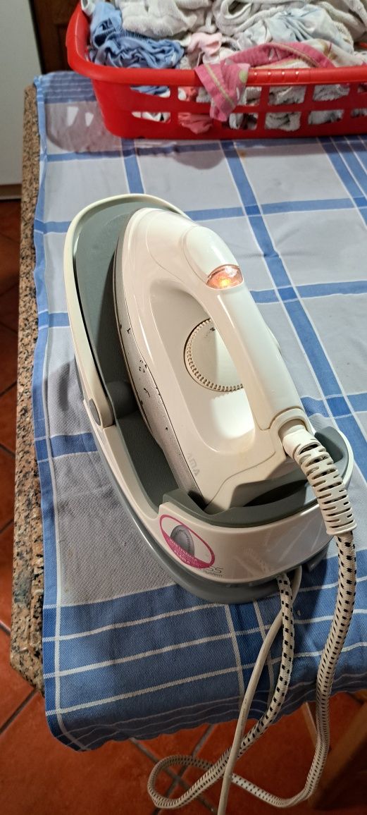 Vendo uma fritadeira é um ferro de engomar